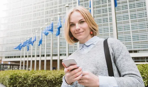 Studentin vor dem Europäischen Parlament