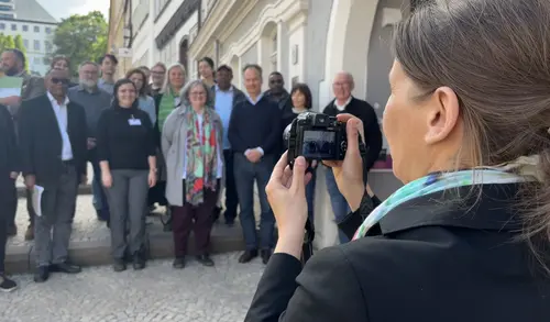 New HES-fellows and members of Gotha research campus standing on the steps at Schloßberg